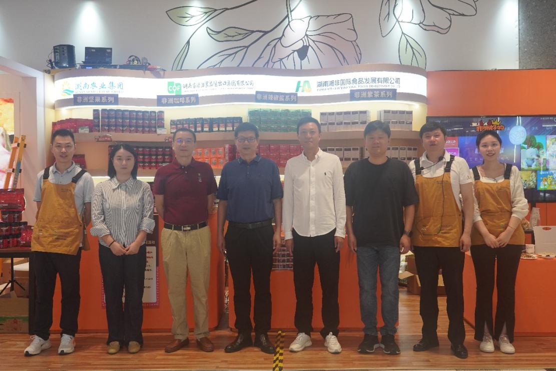 湖南農(nóng)業(yè)集團黨委書記、董事長龔小波一行到糧油進出口集團“非洲好物快閃店”調(diào)研并看望慰問一線員工
